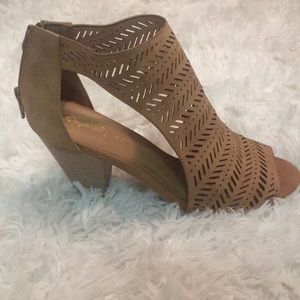 Tan open-toed booties✨